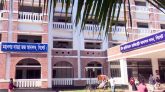যৌতুক মামলায় স্বামী ‘খালাস পাওয়ায়’ আদালত ভবনে দুজনকে কোপালেন স্ত্রী
