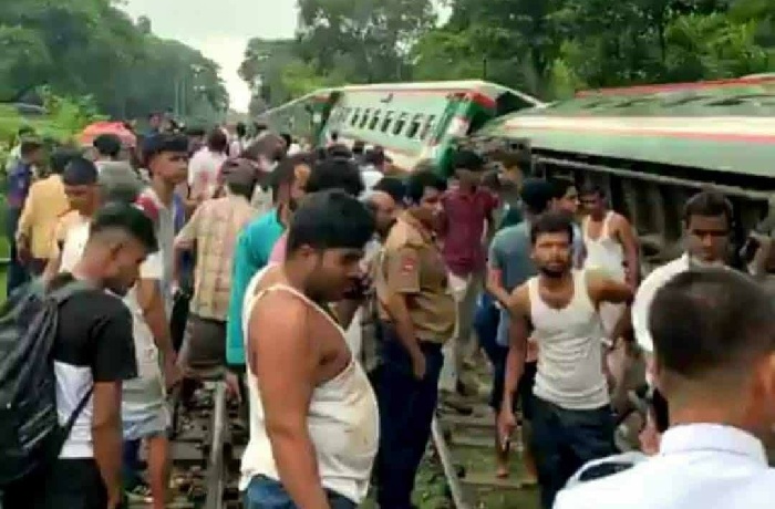 সিলেটে ট্রেন লাইনচ্যুত: দুটি তদন্ত কমিটি, দুজন বহিস্কার