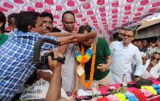 ফুলের মালায় ১০ লাখের চেক দেওয়া বিএনপিকর্মীর অ্যাকাউন্টে নেই পর্যাপ্ত টাকা