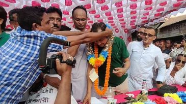 ফুলের মালায় ১০ লাখের চেক দেওয়া বিএনপিকর্মীর অ্যাকাউন্টে নেই পর্যাপ্ত টাকা