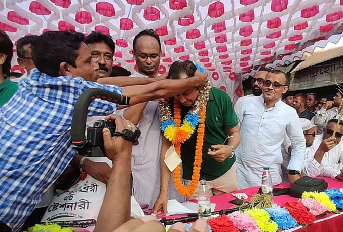 ফুলের মালায় ১০ লাখের চেক দেওয়া বিএনপিকর্মীর অ্যাকাউন্টে নেই পর্যাপ্ত টাকা