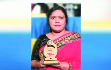 চা শ্রমিকদের জীবনসংগ্রাম তুলে ধরায় প্রত্যাশা সম্মাননা পেলেন সাংবাদিক সুবর্ণা হামিদ